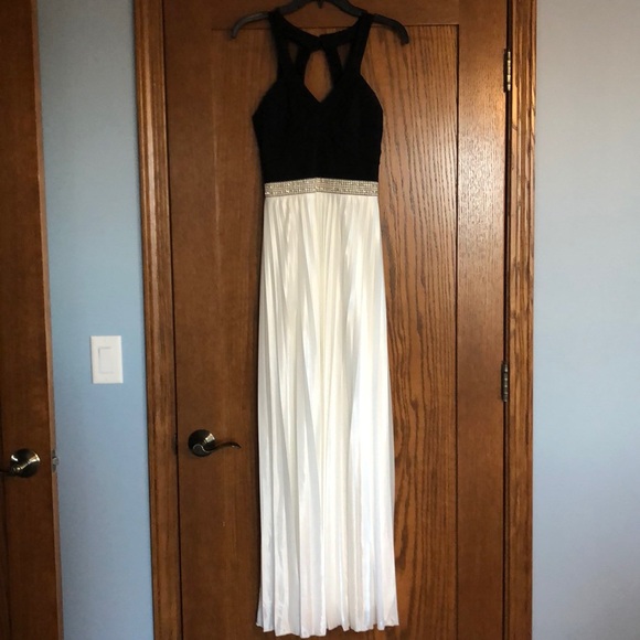 Prom dresses - Picture 1 of 8
